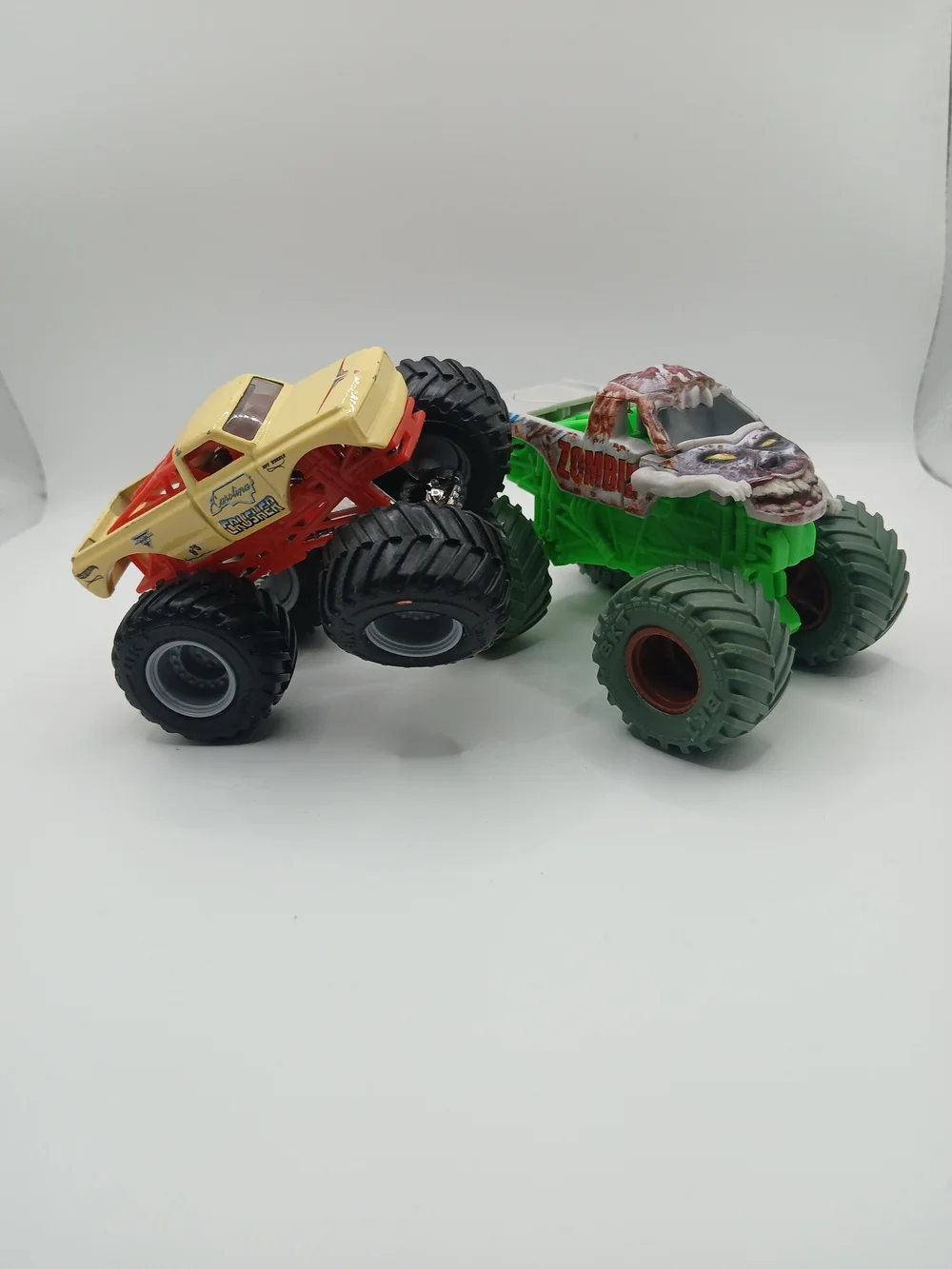 Hot Wheels Monster Jam Trucks Carolina‎ Crusher & Zombie Green 1:64 Scale